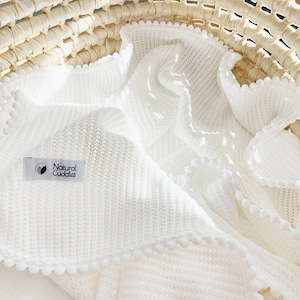 Manta de punto Pom Pom regalo de bebé, manta de nombre personalizado bordado, envoltorio de algodón orgánico para recién nacidos white