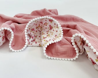 Roze bloesem Pom Pom babymeisje Inbakerdeken. Biologisch katoenen babydekentje met gepersonaliseerde naam