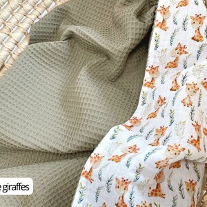 Babydecke mit Waffelmuster Personalisiertes Wickeltuch Bio Swaddle Decke Regenbogen Baby Musselin Decke Personalisierte Babydecke Blumendecke olive giraffes