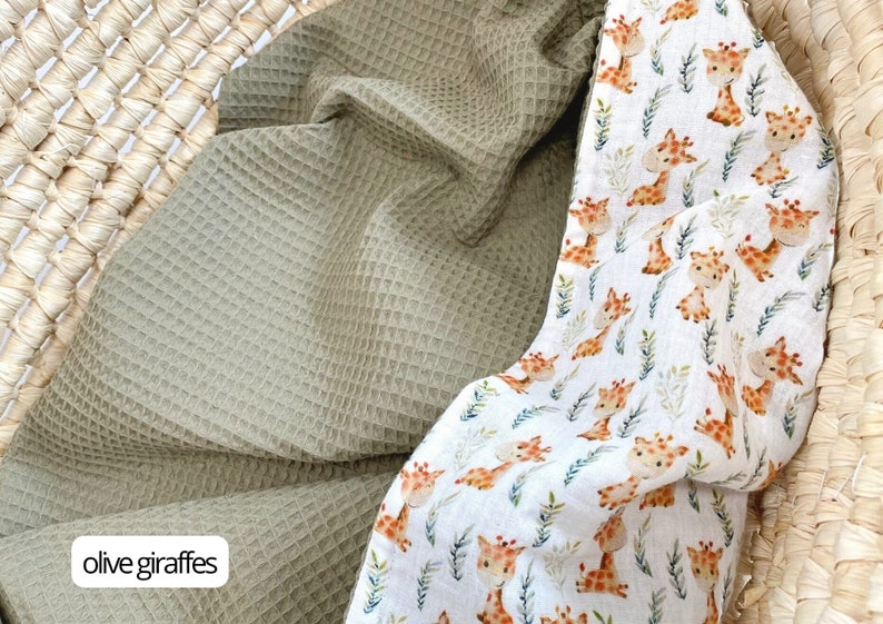 Babydecke mit Waffelmuster Personalisiertes Wickeltuch Bio Swaddle Decke Regenbogen Baby Musselin Decke Personalisierte Babydecke Blumendecke olive giraffes