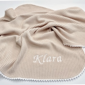 Coperta in maglia Pom Pom regalo per bambini, coperta con nome personalizzato ricamato, fascia neonato in cotone organico beige