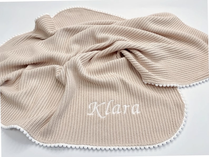 Couverture en tricot, cadeau bébé pompon, couverture avec prénom brodé personnalisé, emmaillotage pour nouveau-né en coton bio beige