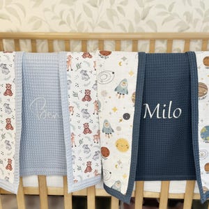 Babydecke mit Waffelmuster Personalisiertes Wickeltuch Bio Swaddle Decke Regenbogen Baby Musselin Decke Personalisierte Babydecke Blumendecke Bild 12