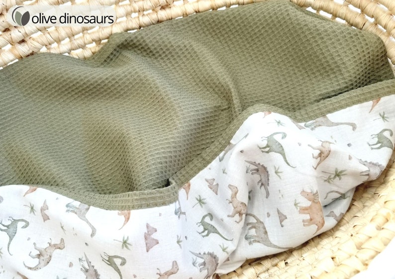 Babydecke aus 100% Baumwolle, Sommer-Decke, Baby-Sommerdecke, personalisierte Babydecke, Baby-Mädchen-Duschegeschenk, Bio-Baumwolldecke olive dinosaurs