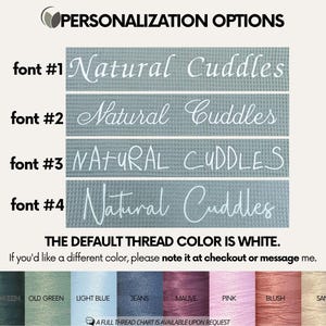 Puede incluir: Imagen que muestra opciones de personalizaci&oacute;n para un producto. Se muestran cuatro estilos de fuente con el texto "Natural Cuddles". El color de hilo predeterminado es blanco, con una tabla de colores de hilo debajo, incluyendo negro, verde, azul, rosa y marr&oacute;n.