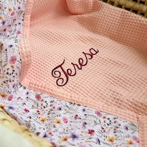 Spersonalizowany kocyk dla dziecka z bawełny organicznej, Spersonalizowany kocyk waflowy, Niestandardowe haftowane imię, Prezent na baby shower dla chłopca, Pokój dziecięcy w kształcie samolotu #5 summer meadow