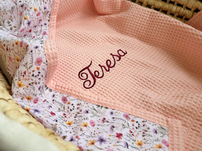 Spersonalizowany kocyk dla dziecka z bawełny organicznej, Spersonalizowany kocyk waflowy, Niestandardowe haftowane imię, Prezent na baby shower dla chłopca, Pokój dziecięcy w kształcie samolotu #5 summer meadow