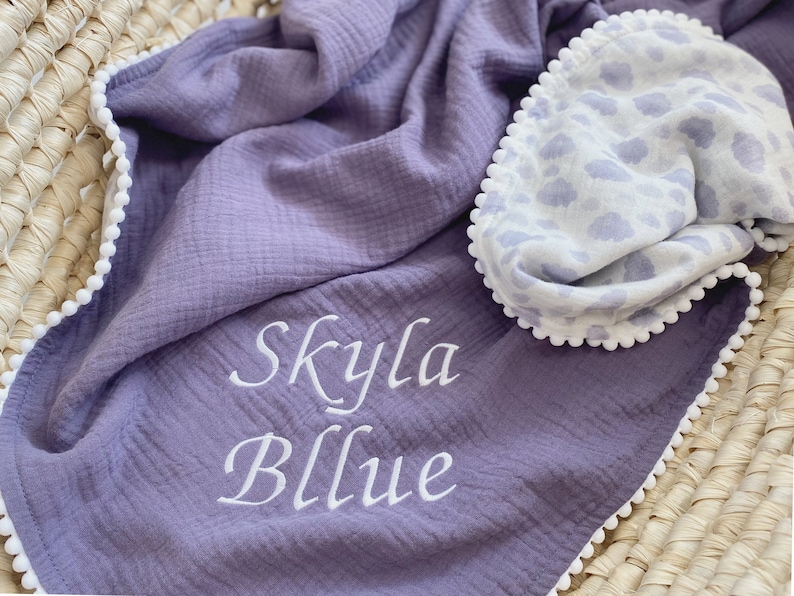 Manta personalizada con pompones para bebé de algodón orgánico, regalo para bebés recién nacidos, manta para recibir bebés, envoltura suave bordada para bebés purple clouds