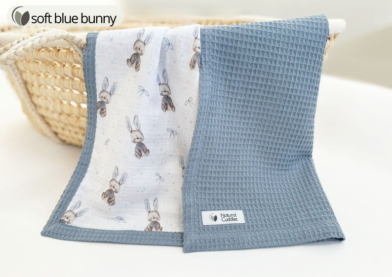 Couverture bébé personnalisée ultra douce en coton bio, couverture bébé gaufrée, couverture pour poussette, couverture en mousseline arc-en-ciel bio pour bébé soft blue bunny