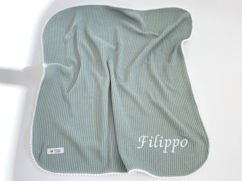 Couverture en tricot, cadeau bébé pompon, couverture avec prénom brodé personnalisé, emmaillotage pour nouveau-né en coton bio image 2