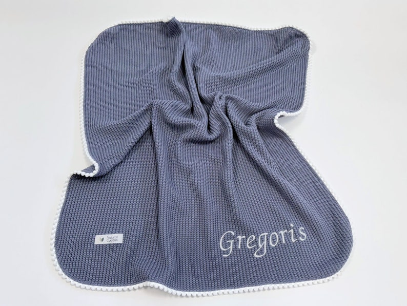 Manta de punto Pom Pom regalo de bebé, manta de nombre personalizado bordado, envoltorio de algodón orgánico para recién nacidos jeans