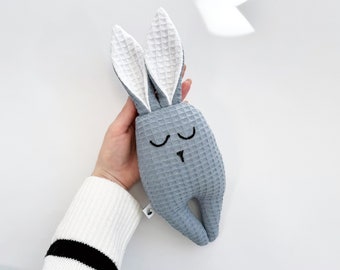 Conejito de peluche azul, regalo para baby shower, juguete orgánico, sonajero orgánico con forma de gofre.