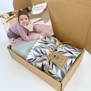 Manta personalizada con pompones para bebé de algodón orgánico, regalo para bebés recién nacidos, manta para recibir bebés, envoltura suave bordada para bebés imagen 5