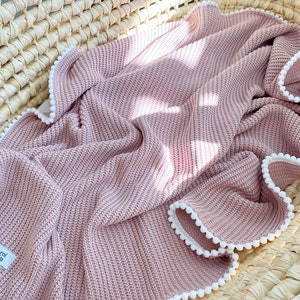 Couverture en tricot, cadeau bébé pompon, couverture avec prénom brodé personnalisé, emmaillotage pour nouveau-né en coton bio pink