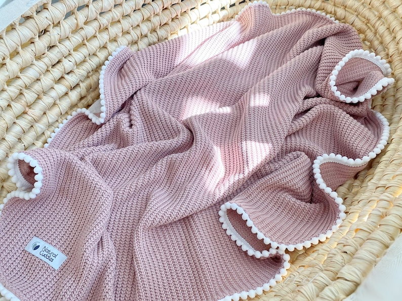 Couverture en tricot, cadeau bébé pompon, couverture avec prénom brodé personnalisé, emmaillotage pour nouveau-né en coton bio pink