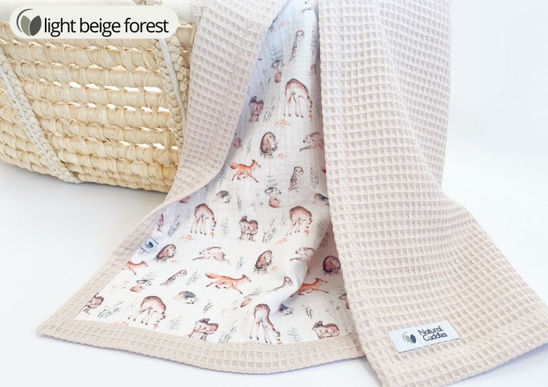 Bestickte personalisierte Babydecke Junge Waffel Babydecke mit Namen Kinderwagendecke Bio Rainbow Baby Musselin Decke light beige forest