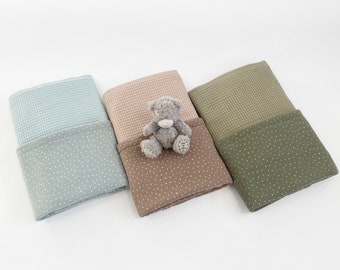 Couverture gaufrée olive Baby Dots. Couverture personnalisée pour poussette pour nouveau-né