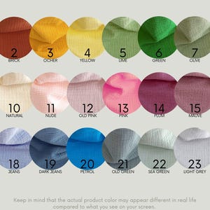 Puede incluir: Una carta de colores con 24 muestras de tela en varios tonos, desde el rojo y amarillo hasta el verde y azul, adem&aacute;s de tonos neutros. Cada muestra est&aacute; numerada y etiquetada con un nombre de color, como "Rojo", "Jeans" y "Blanco".