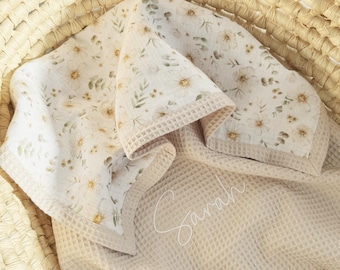 Manta de bebé tipo gofre con nombre bordado – Nombre bordado y algodón orgánico, regalo personalizado para recién nacida, manta floral beige para bebé niña
