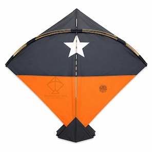 Op de afbeelding: Een ruitvormige vlieger met een tweekleurig ontwerp, bestaande uit een donkergrijs bovengedeelte en een oranje ondergedeelte. Een witte vijfpuntige ster is gecentreerd op het grijze deel. De vlieger is voorzien van een centrale houten ruggengraat.