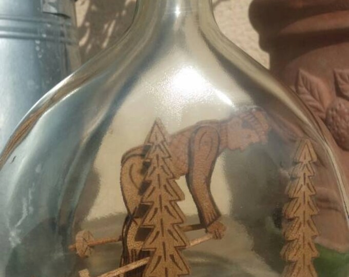 Ancienne bouteille eau de vie avec petit sujet en bois - Etsy France