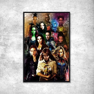 Peut inclure: Une affiche colorée représentant un groupe de super-héroïnes, dont Captain Marvel, Scarlet Witch et Gamora. L'affiche est sur un fond sombre avec une variété de couleurs et de textures.