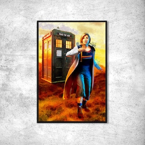 Peut inclure: Une femme vêtue d'une chemise à rayures bleues et blanches et d'un long manteau bleu se tient devant une boîte de police bleue avec l'inscription "Police Box" sur le côté. La femme tient un tournevis sonique dans sa main droite. L'arrière-plan est un coucher de soleil.