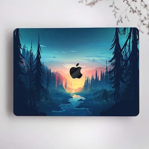 以下が含まれることがあります： 風景のデザインが施されたラップトップスキン。画像は、星が輝く濃い青色の空、川が流れ込む森のシルエット、そして背景に夕焼けを描いています。