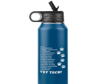 Pode incluir: Uma garrafa de água de aço inoxidável azul com tampa preta e alça preta. A garrafa tem texto branco que diz "Eu sou um... PAW-HOLDING, OWNER - CONSOLING, IV-STARTING, VITALS-CHARTING, BLOOD-TAKING, BACK-ACHING, URINE-TESTING, WOUND-DRESSING, HAND-WASHING, TICK-SQUASHING, INJECTION-GIVING, ALWAYS-FORGIVING, FUR-SHAVING, LIFE SAVING VET TECH!"