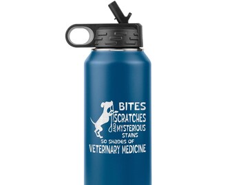 Pode incluir: Uma garrafa de água de aço inoxidável azul com tampa preta e um canudo. A garrafa tem um gráfico branco de um cão com uma coleira e o texto "Bites and Scratches and Mysterious Stains 50 Shades of Veterinary Medicine".