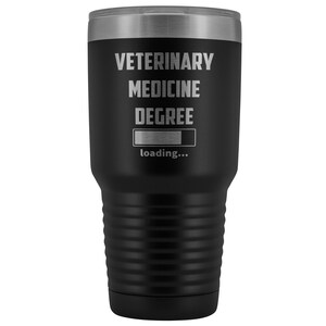 Puede incluir: Taza de viaje de acero inoxidable negro con tapa plateada. La taza tiene el texto "Veterinary Medicine Degree" y una barra de progreso que dice "loading..."