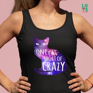 Um gato com menos de Crazy Women&#39;s fit Tank Top ou Flowy Tank Top Veterinário, Veterinário, Presente de tecnologia veterinária, Amante de animais, Proprietário de animais de estimação