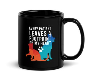 Geschenk für Tierarzthelfer, personalisierbar. Jeder Patient hinterlässt einen Fußabdruck in meinem Herzen. Tierarzt, lustiger Tierarzt, Geschenk für Tierarzthelfer, schwarze Tasse