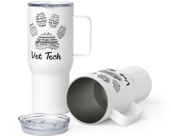 Pode incluir: Caneca de viagem branca com um design de pegada de pata preta e as palavras "Vet Tech" em preto. A caneca tem uma tampa e uma alça.