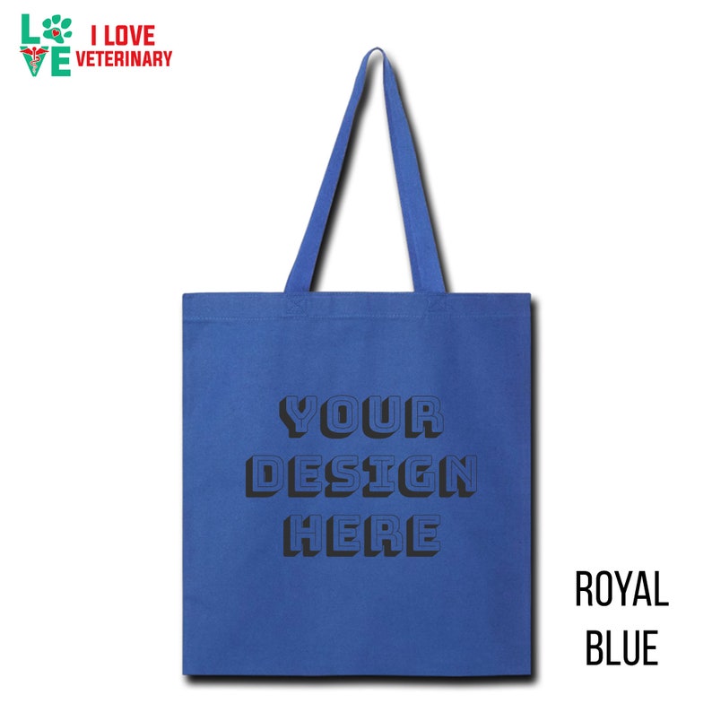 Op de afbeelding: Een koninklijk blauwe tote bag met de tekst "YOUR DESIGN HERE" in zwart. De tas heeft een 3D-effect op de tekst.