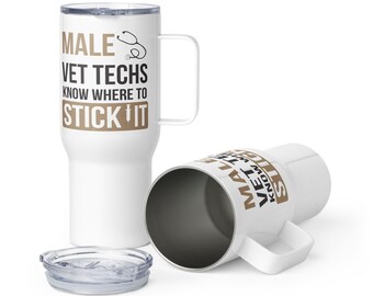 Pode incluir: Caneca de viagem branca com um gráfico preto e marrom que diz "Male Vet Techs Know Where To Stick It" e um ícone de estetoscópio. A caneca tem uma tampa e uma alça.