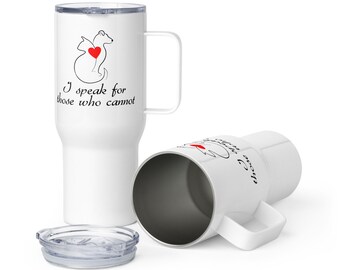 Pode incluir: Caneca de viagem branca com alça e tampa transparente. A caneca apresenta um gráfico preto e vermelho de dois animais com um coração e o texto "I speak for those who cannot". A caneca foi projetada para manter as bebidas quentes ou frias.