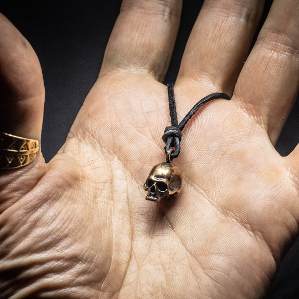 Pendentif crâne humain réaliste pour homme Collier crâne humain en résine, cadeau bijoux gothique victorien