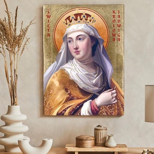 Puede incluir: Una pintura de una mujer con una corona y una túnica blanca. La mujer tiene las manos juntas frente a ella. La pintura está sobre un fondo dorado con las palabras "ŚWIĘTA" y "Królów" escritas en los lados.