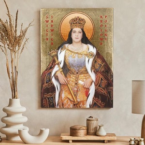 Puede incluir: Una pintura de una mujer con una corona y una túnica dorada y blanca. Ella sostiene un cetro en su mano derecha y un rollo en su mano izquierda. La pintura está sobre un fondo dorado con el texto "Król Polski" escrito en rojo.