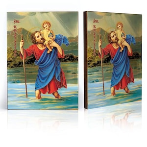 Puede incluir: Icono religioso de madera que representa a San Cristóbal llevando a un niño a través del agua. El santo viste una túnica roja y una capa azul, sosteniendo un bastón. El niño lleva una prenda amarilla. El fondo muestra un paisaje.