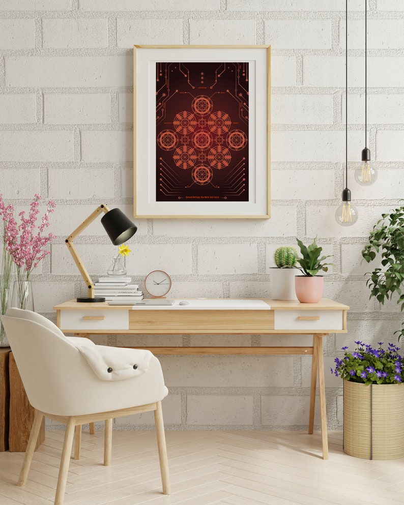 K&ouml;nnte beinhalten: Ein gerahmter Druck mit einem geometrischen Design in Orange und Rot auf einem dunkelroten Hintergrund. Der Druck h&auml;ngt an einer wei&szlig;en Backsteinwand &uuml;ber einem Holztisch mit einer wei&szlig;en Tischplatte. Ein wei&szlig;er Stuhl mit einem hellbraunen Holzrahmen steht vor dem Tisch. Auf dem Tisch stehen Pflanzen und eine Lampe.