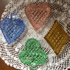 Platos para aperitivos de cristal tallado con forma de corazón, espada y diamante, para juegos de cartas de cribbage y bridge semanales, 4 x 3,5 aprox. Hermosos colores: azul, ámbar, rosa y verde