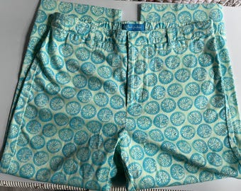 Pantalones capri cortos con estampado de cítricos y productos frescos, talla 6, ideales para la playa, la costa y el verano.
