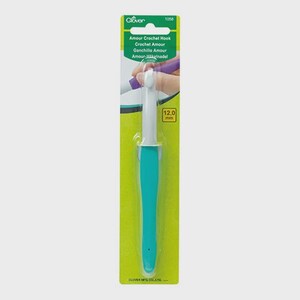Pode incluir: Uma agulha de croch&ecirc; turquesa e branca com uma etiqueta verde e amarela. A etiqueta diz "Amour Crochet Hook" e "12,0 mm". A agulha &eacute; projetada para uso confort&aacute;vel.