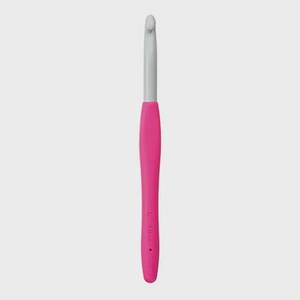 Pode incluir: Uma agulha de croch&ecirc; rosa choque com um gancho de metal prateado e um cabo rosa. O cabo &eacute; marcado com "L 8,0 mm". Esta ferramenta de croch&ecirc; &eacute; projetada para trabalhos com fios e projetos de arte t&ecirc;xtil.