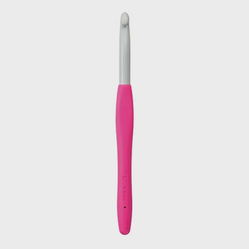 Pode incluir: Uma agulha de croch&ecirc; rosa choque com um gancho de metal prateado e um cabo rosa. O cabo &eacute; marcado com "L 8,0 mm". Esta ferramenta de croch&ecirc; &eacute; projetada para trabalhos com fios e projetos de arte t&ecirc;xtil.