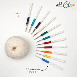 Op de afbeelding: Set van 10 kleurrijke haaknaalden met witte handvatten. De haaknaalden zijn 2,0 - 6,0 mm (US 0-11) en zijn 15 cm (6 inch) lang. Een bol wit garen is ook inbegrepen.