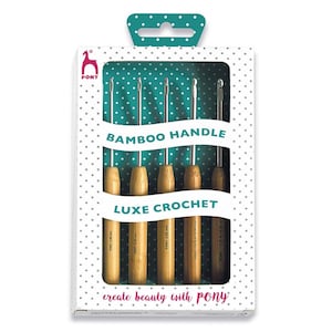 Op de afbeelding: Een set van zes haaknaalden met bamboe handvatten. De haaknaalden zijn gelabeld met de merknaam "PONY" en de maat van de haaknaald. De verpakking heeft de tekst "BAMBOO HANDLE" en "LUXE CROCHET".