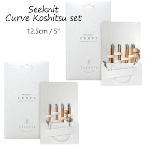 Può includere: Un set di due ferri da maglia in bambù Seeknit Curve Koshitsu in una confezione bianca. I ferri sono lunghi 12,5 cm / 5 pollici. La confezione ha un foro in alto per appenderla.